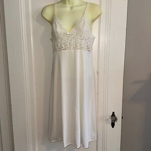Vintage Vassarette white nylon‎ full slip with stretch lace bodice
